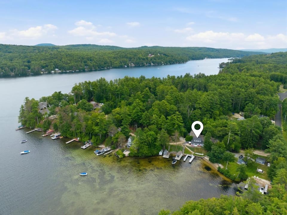 Lake Winnipesaukee Retreat, Private Beach, Dock House in Alton