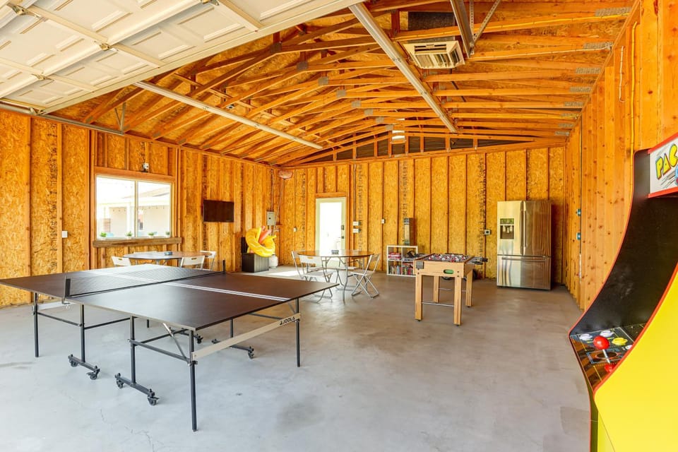 Heated Pool, Spa & Game Room: Yucca Valley Retreat House in Yucca Valley