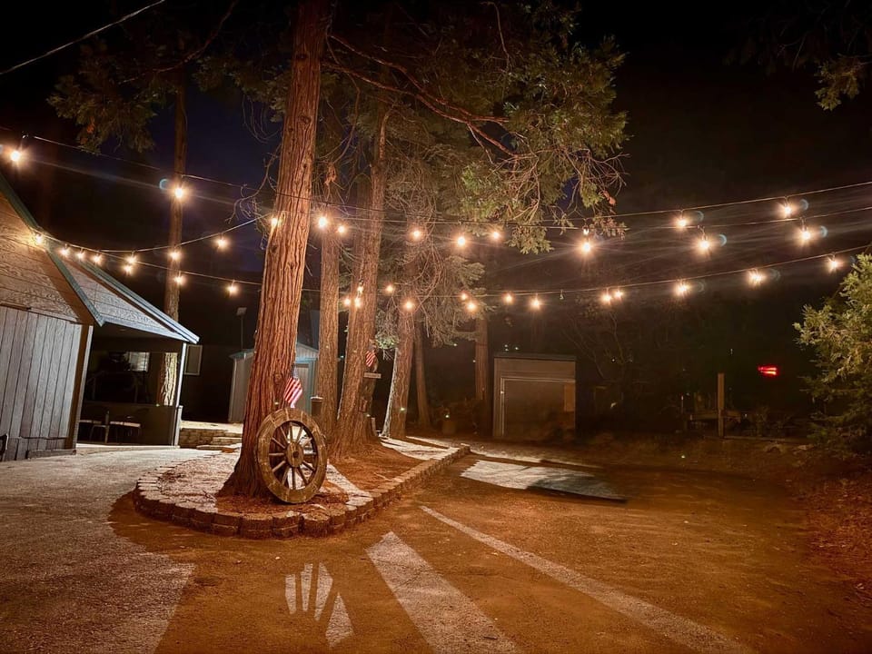Foxtail Getaway - Walk to Town & West Village House in Shaver Lake