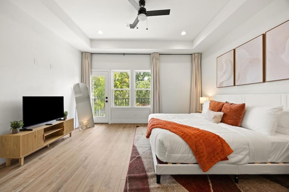 The Suite Spot, 4BR with 2 King Suites near NRG Stadium House in Harris County