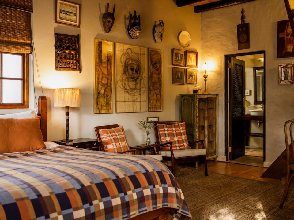 Bed, Living room, Photo of the whole room, Seating area, Bedroom