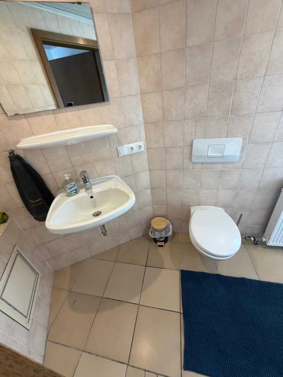 Toilet, towels