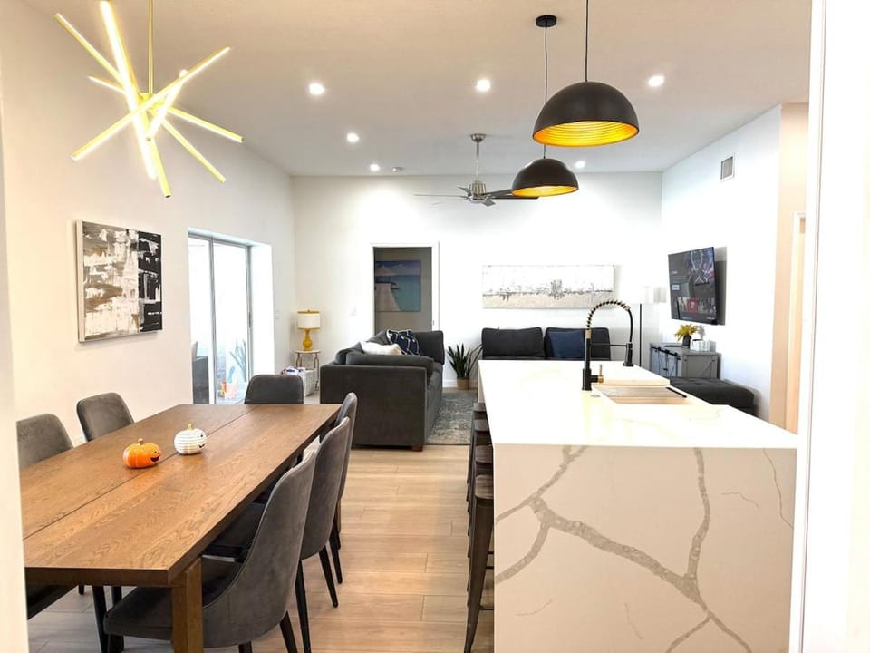 Cheerful 5 bedroom home with heated pool House in Lake Sarasota