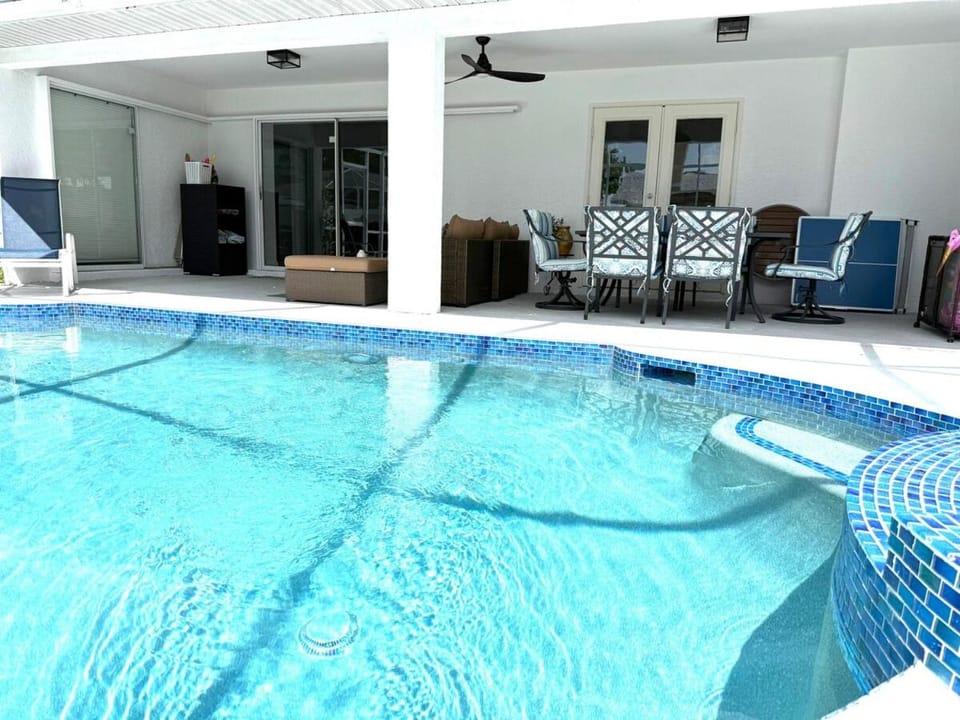 Cheerful 5 bedroom home with heated pool House in Lake Sarasota