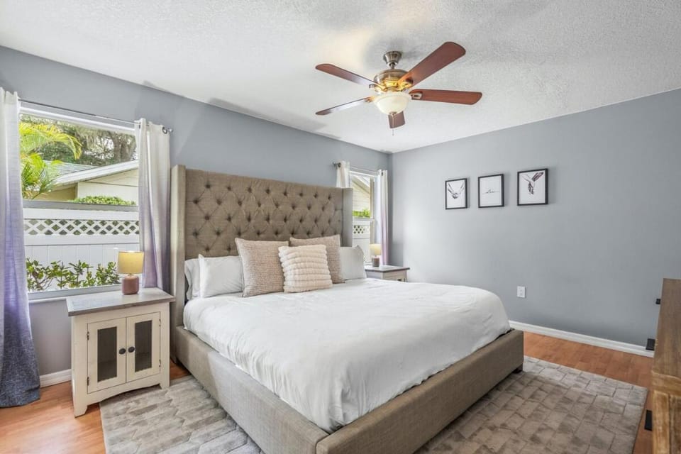Cheerful 5 bedroom home with heated pool House in Lake Sarasota
