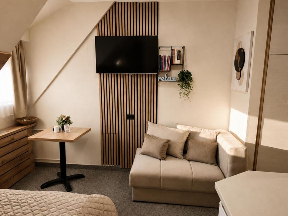 Communal lounge/ TV room, TV and multimedia, Living room, Seating area, Evening entertainment