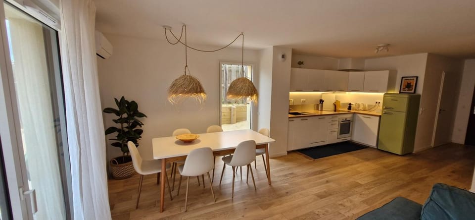 Dining area, kitchen