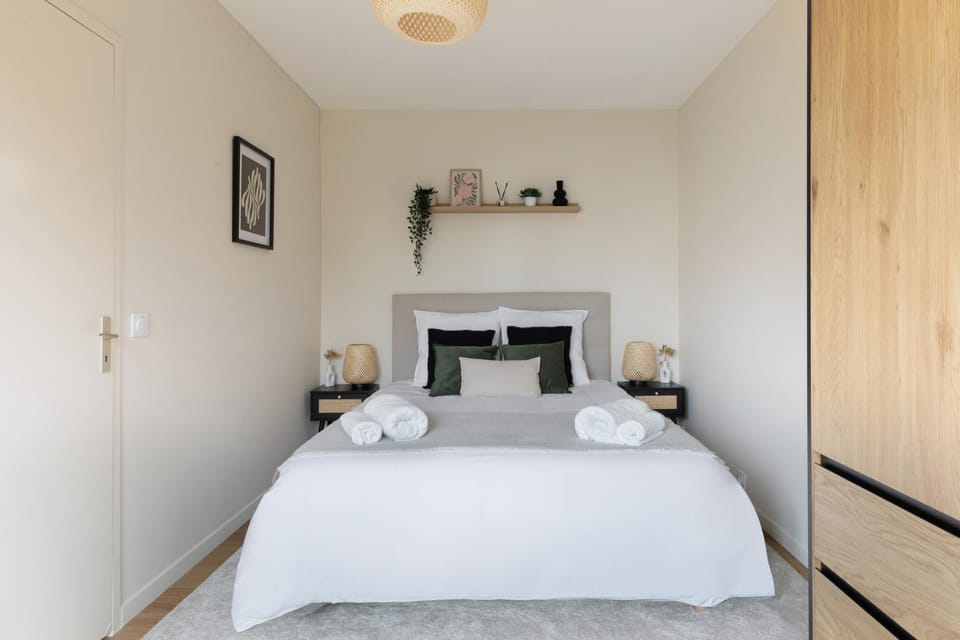 Photo of the whole room, Bedroom, towels