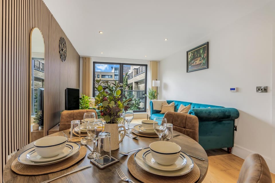 Modern 1BR Flat near Canary Wharf & DLR Apartment in London