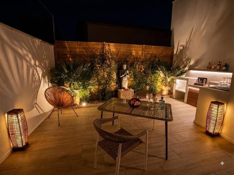 Patio, Night, BBQ facilities, Balcony/Terrace, Dining area
