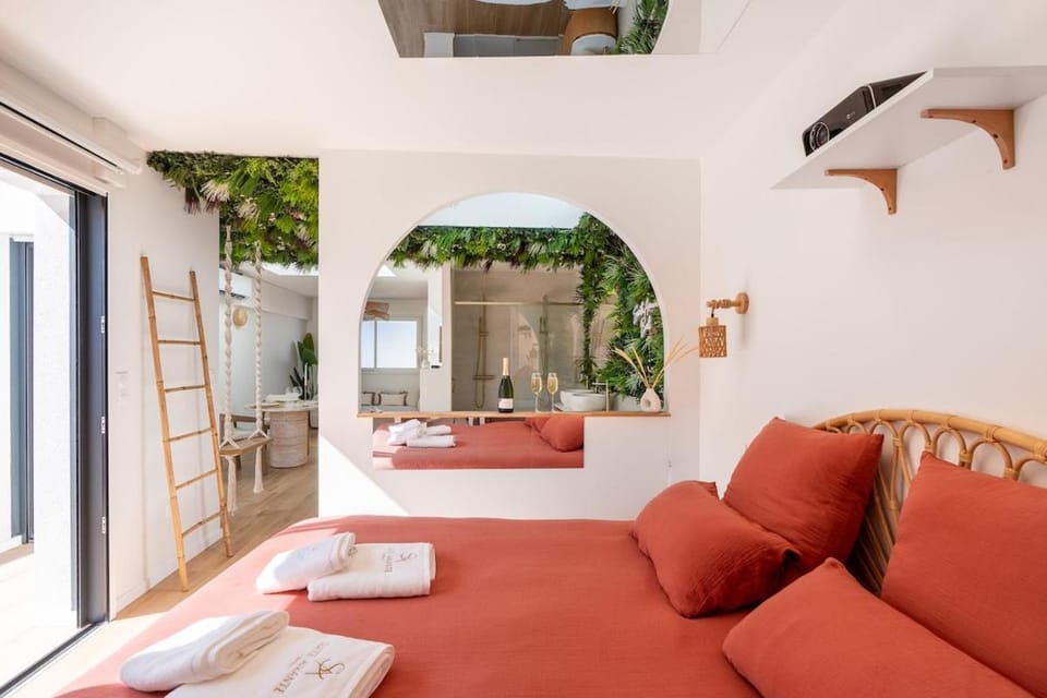 Bed, Photo of the whole room, Bedroom, towels