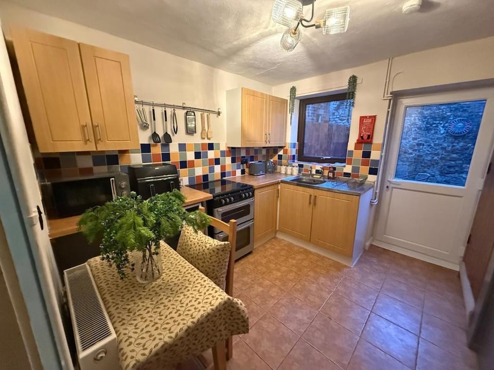 Kitchen or kitchenette, Dining area, pet friendly, stove