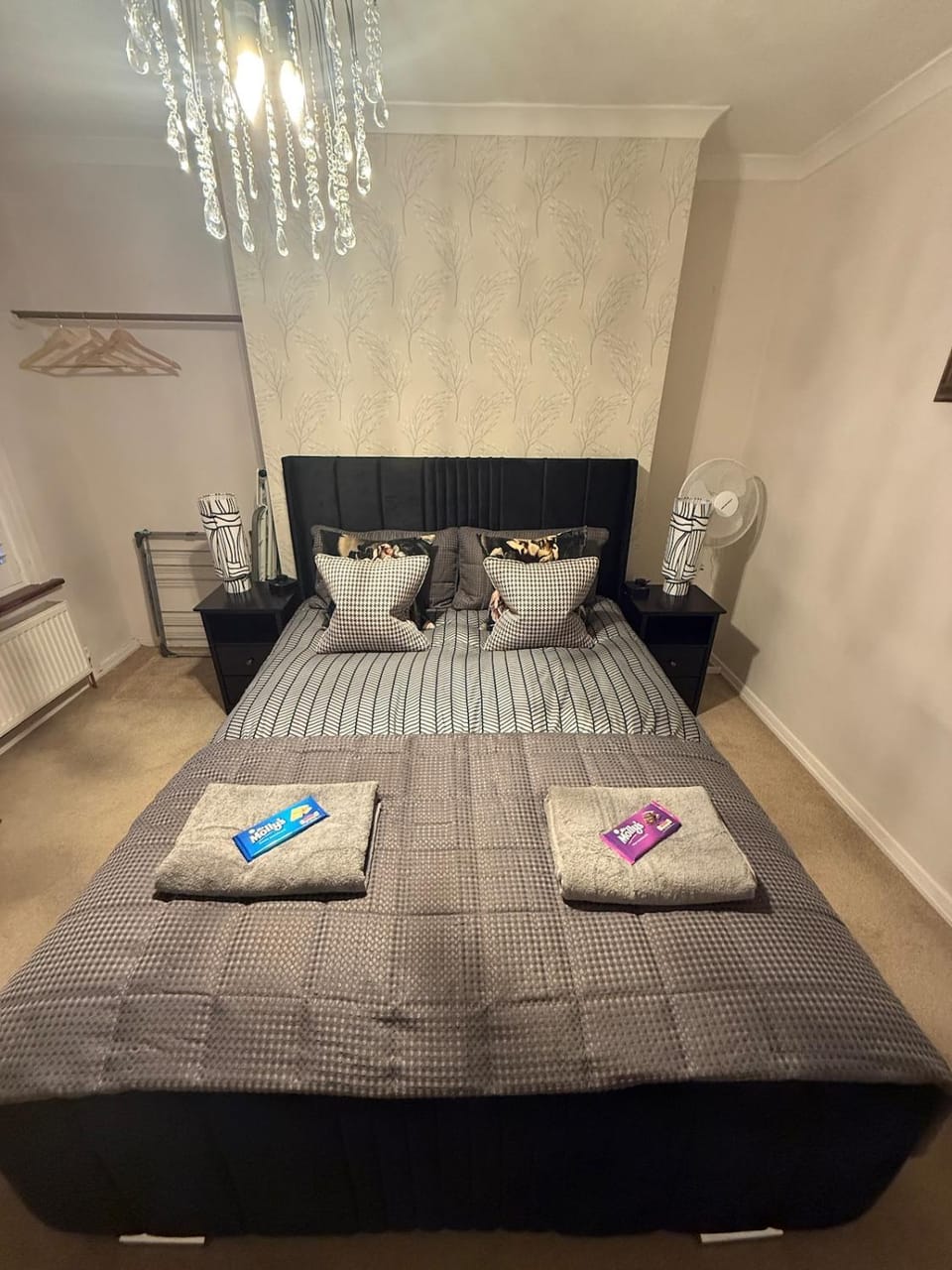 Bed, towels