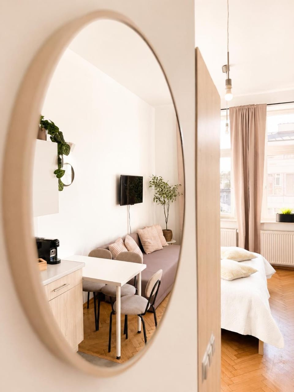 Bed, TV and multimedia, Living room, Photo of the whole room, Seating area, Bedroom