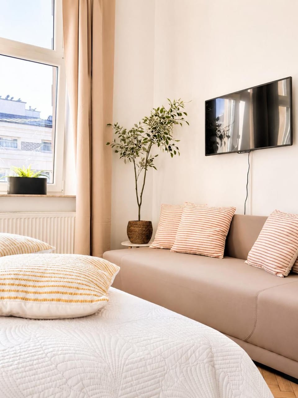 Bed, TV and multimedia, Living room, Photo of the whole room, Seating area, Bedroom