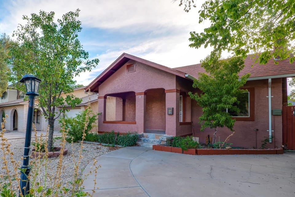 Walk to Downtown Roswell! Quaint Home w/ Patios House in Roswell