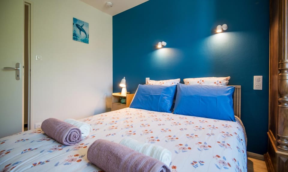 Bed, Photo of the whole room, Bedroom, towels