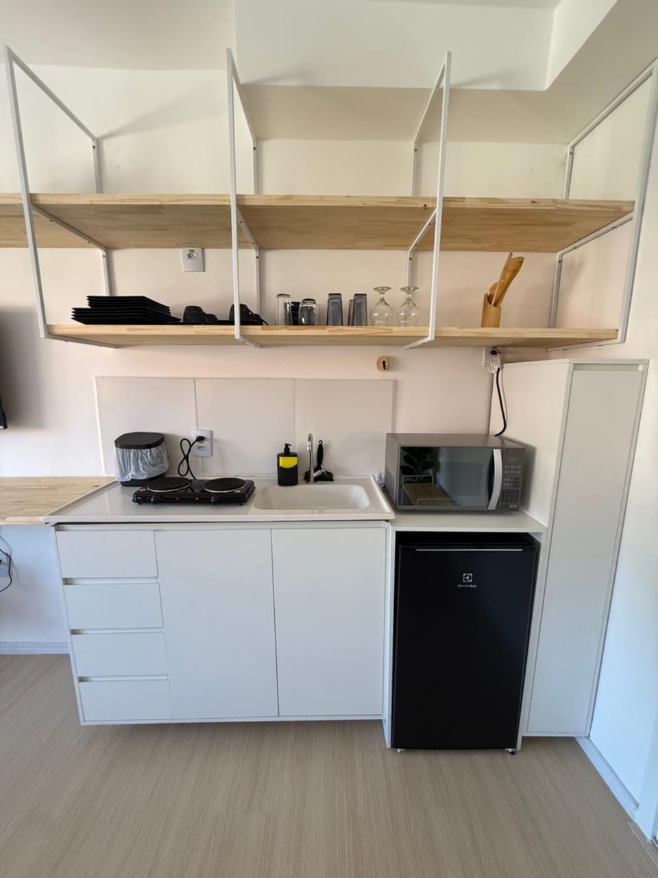 Kitchen or kitchenette, minibar, stove