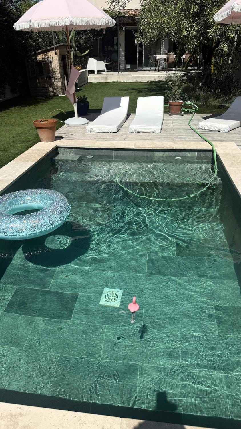 A rare find in Marseille, south-facing house with pool, quiet location Villa in Marseille