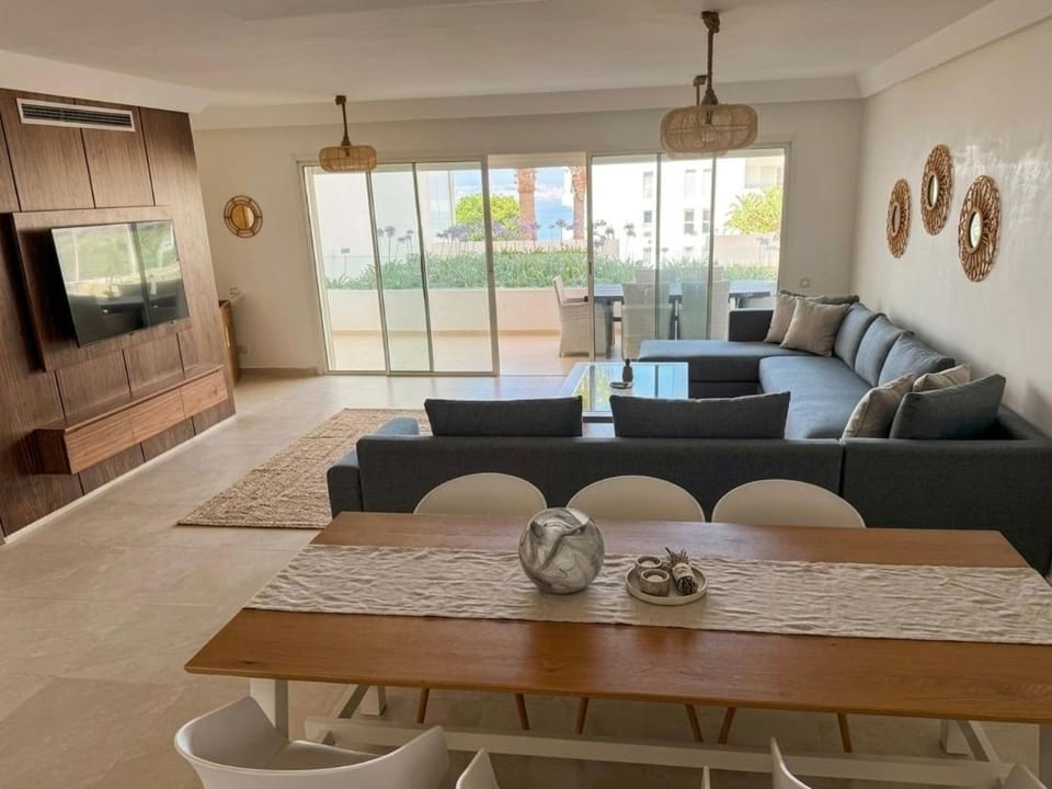TV and multimedia, Living room, Seating area, Dining area