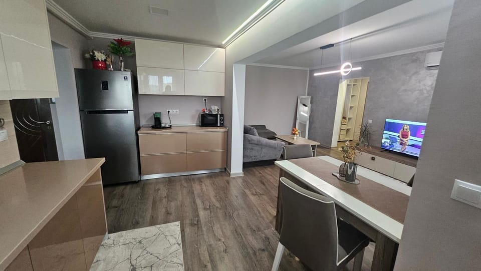 Kitchen or kitchenette, Dining area, minibar