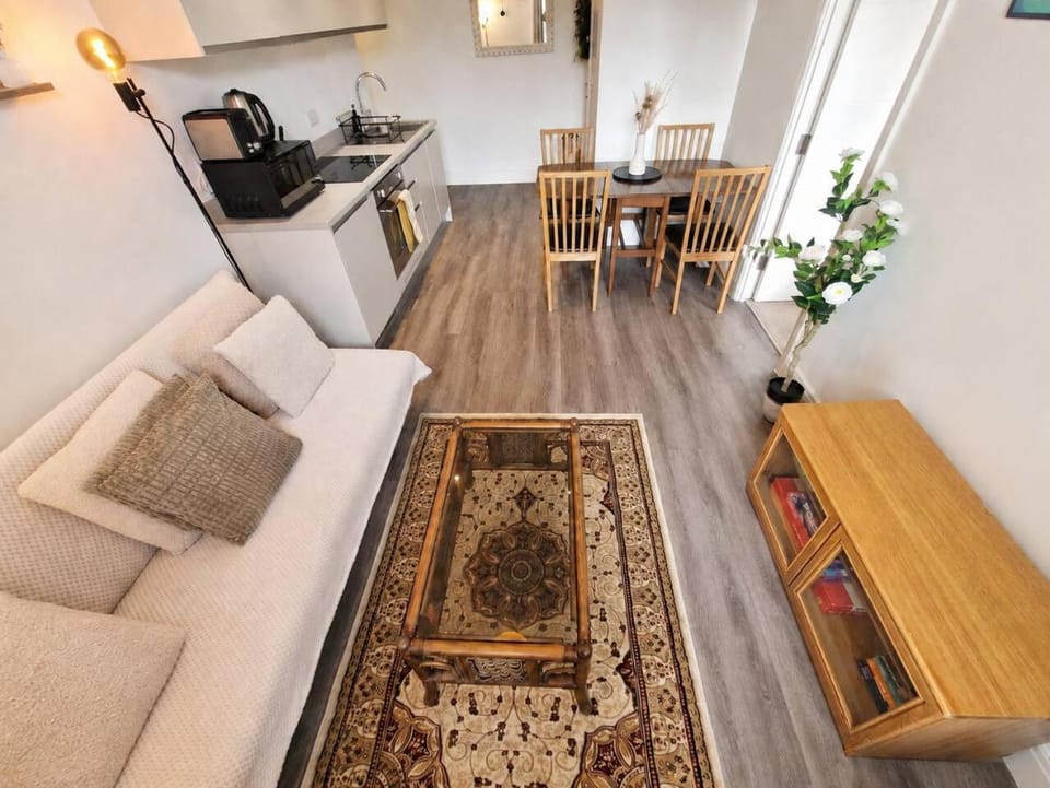 Contemporary Cabot Circus Central Flat Sleeps 4 Apartment in Bristol