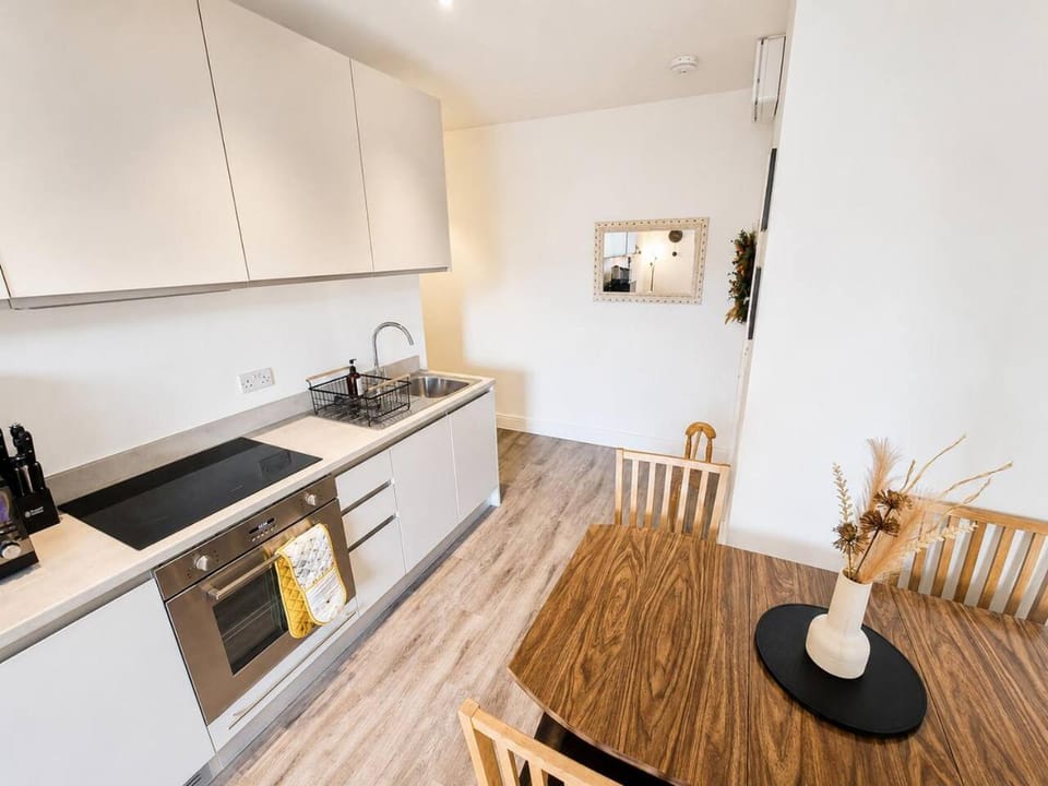 Contemporary Cabot Circus Central Flat Sleeps 4 Apartment in Bristol