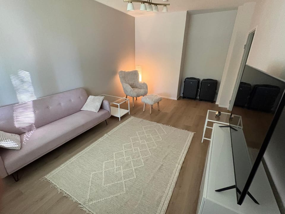 Bed, TV and multimedia, Living room