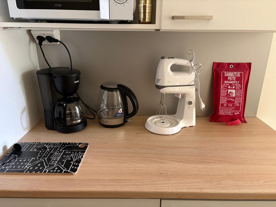Coffee/tea facilities, Kitchen or kitchenette, stove