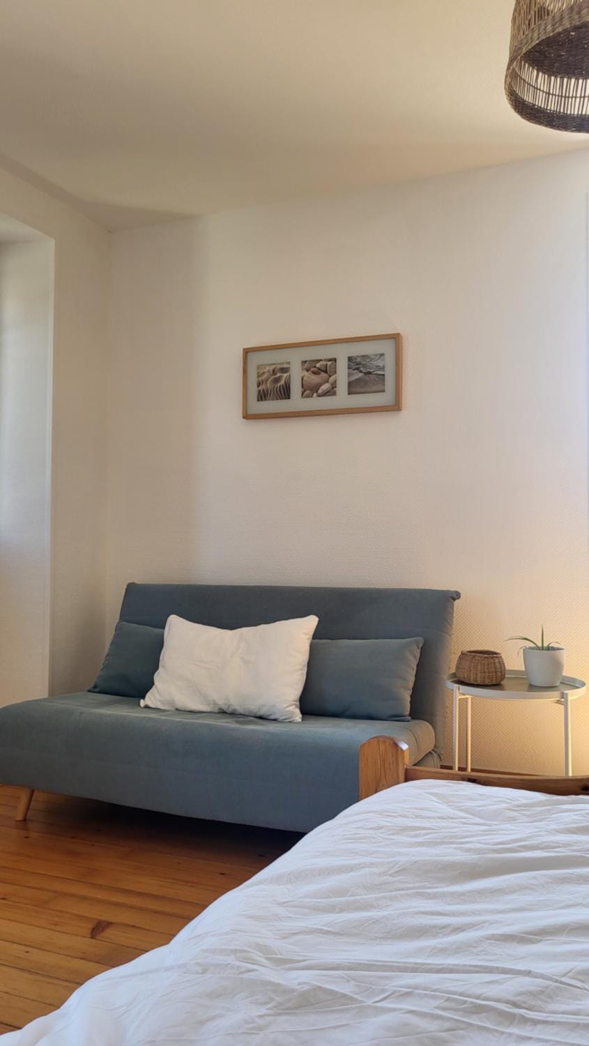 Bed, Seating area
