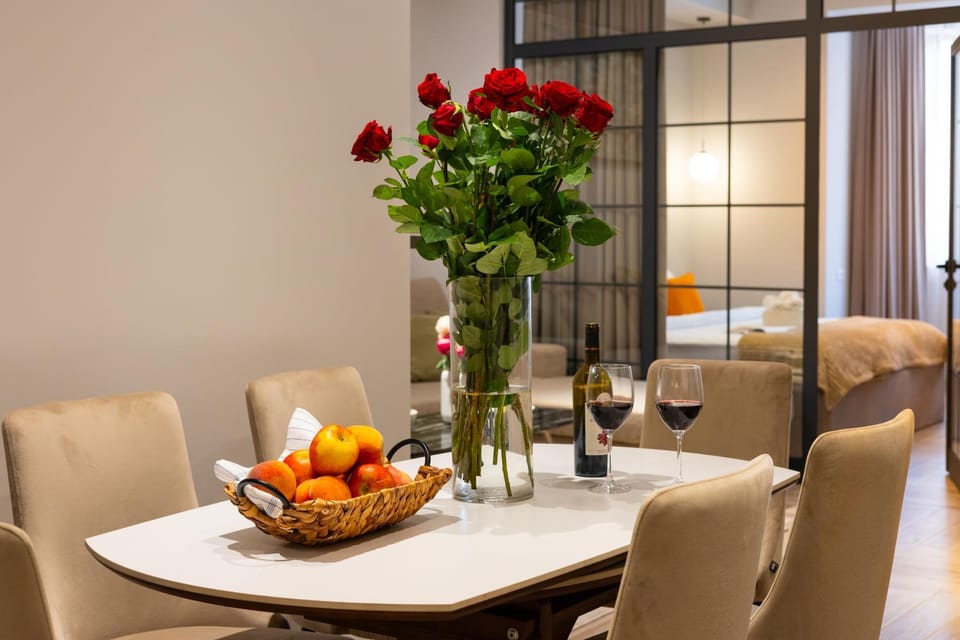 Living room, Food and drinks, Seating area, Dining area
