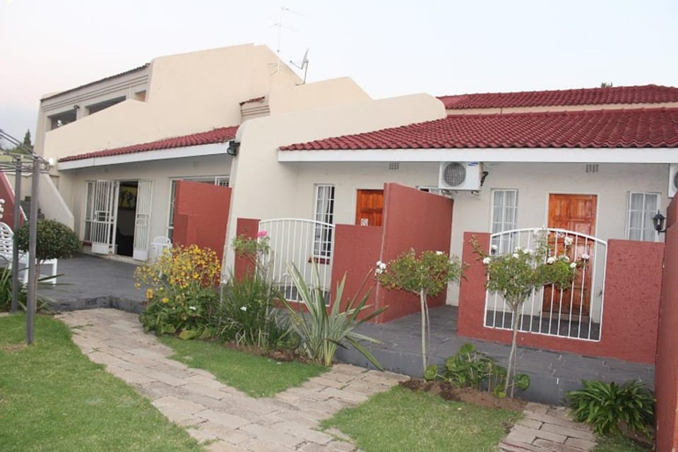 Property building, Patio, Day, Garden