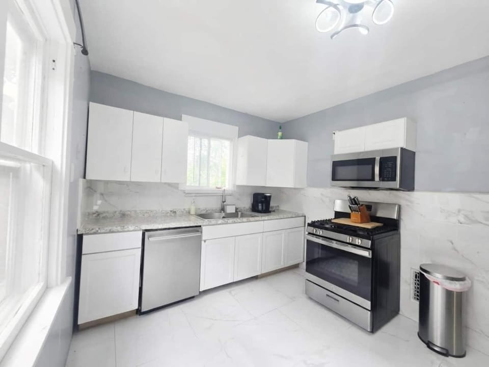 4BR Full Family House House in Buffalo