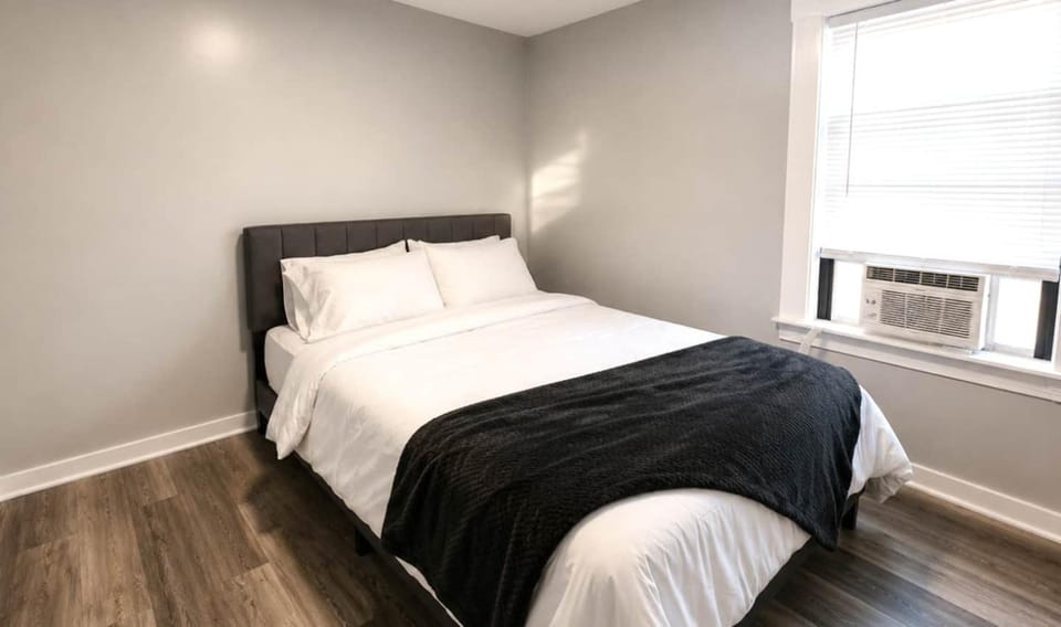 Charming Niagara Falls Home 3BR Sleeps 8 House in Niagara Falls