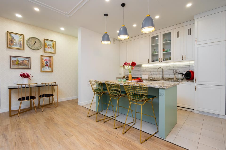 Kitchen or kitchenette, Dining area