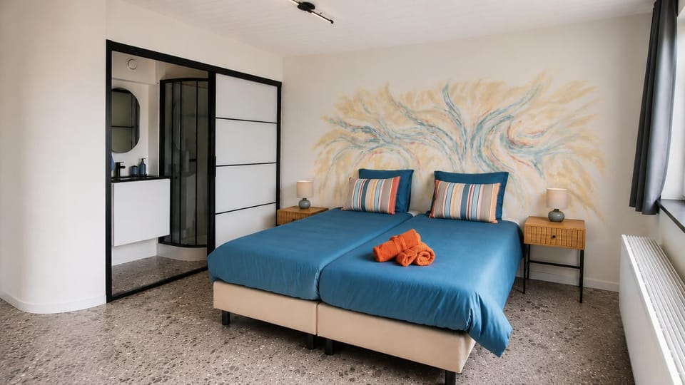 Bed, Photo of the whole room, Bedroom