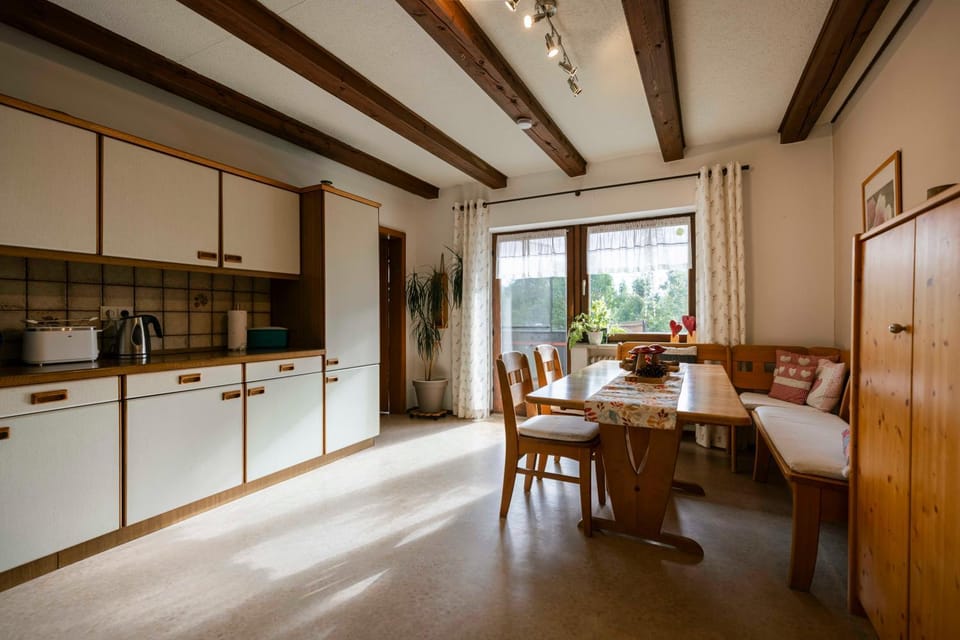 Kitchen or kitchenette, Seating area