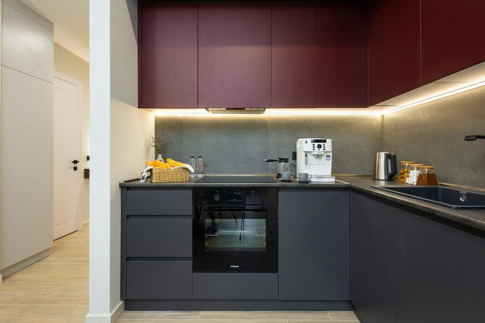 Coffee/tea facilities, Kitchen or kitchenette, stove