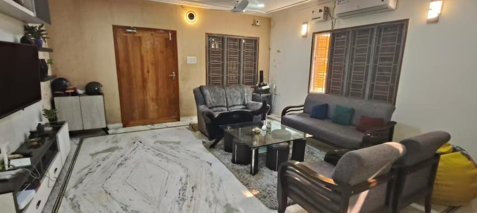 Communal lounge/ TV room, TV and multimedia, Living room, Seating area, air conditioner