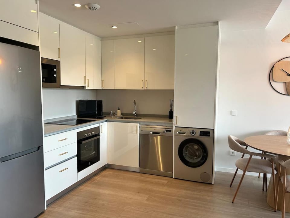 Kitchen or kitchenette, Dining area, dishwasher, oven, stove, toaster, washing machine