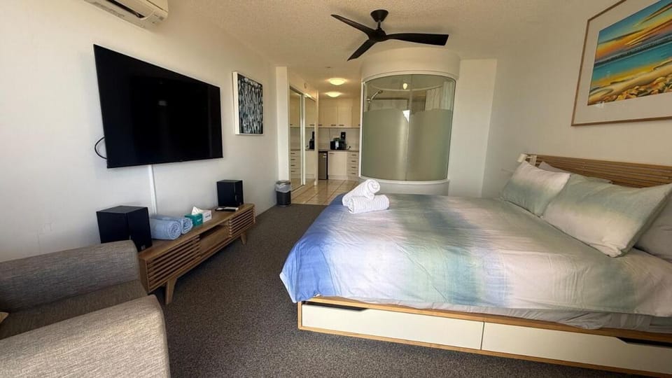 Ocean Views - Waterfront Studio - Pool & Spa Apartment in Hervey Bay