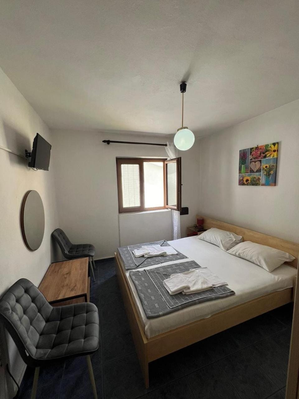 Bed, TV and multimedia, Photo of the whole room, Seating area, Bedroom, towels