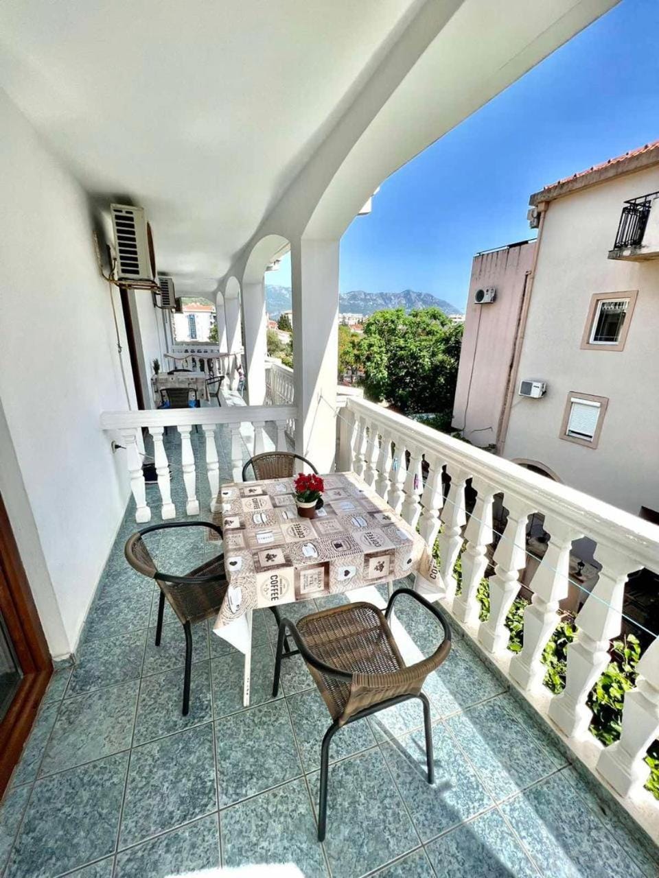 Property building, Day, Balcony/Terrace