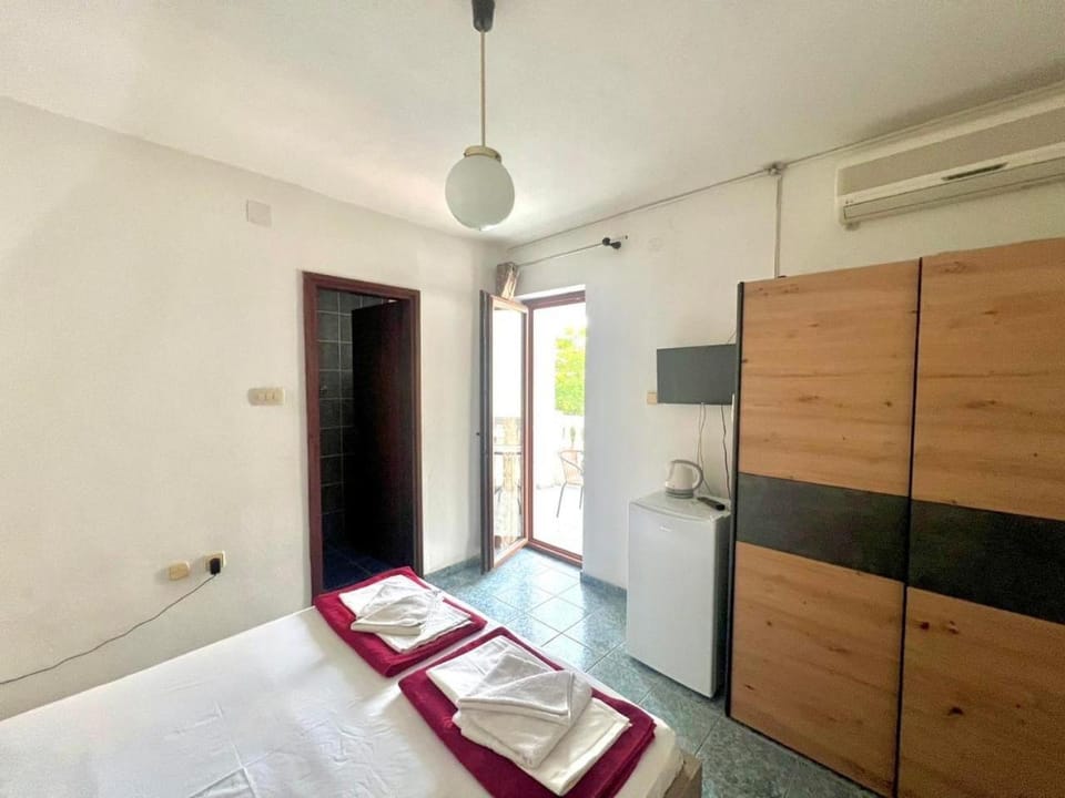 Bed, TV and multimedia, Photo of the whole room, Bedroom, towels, wardrobe, air conditioner