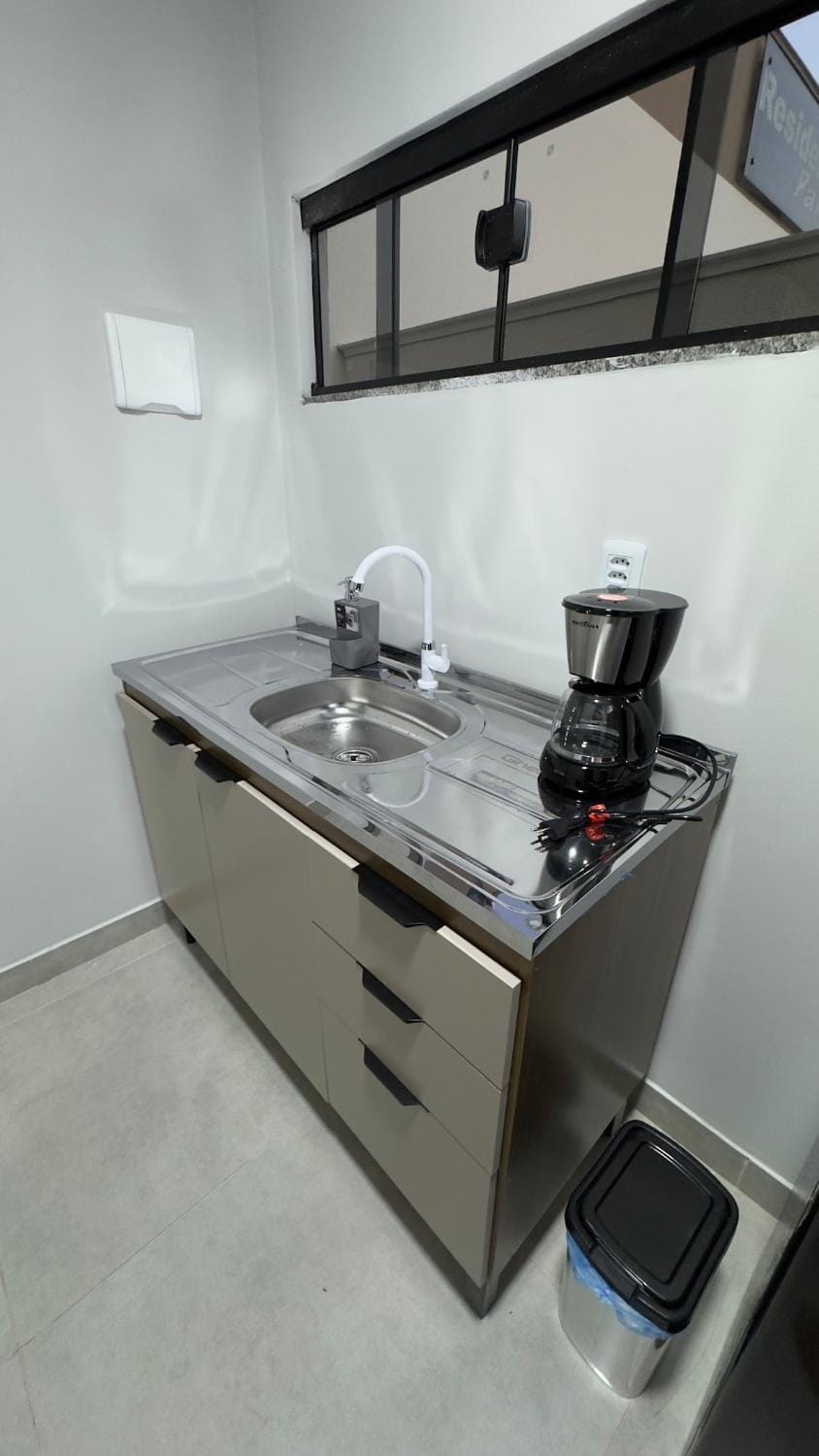 Kitchen or kitchenette, minibar
