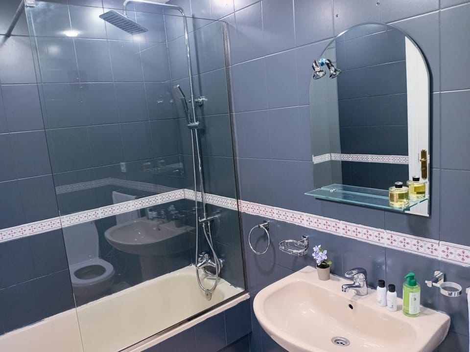 Deluxe Apartment Facing Hilton 2 Min from the Beach Climatisé Apartment in Tangier