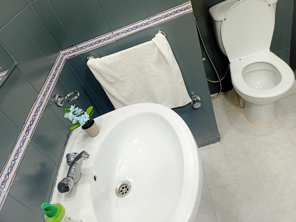 Deluxe Apartment Facing Hilton 2 Min from the Beach Climatisé Apartment in Tangier