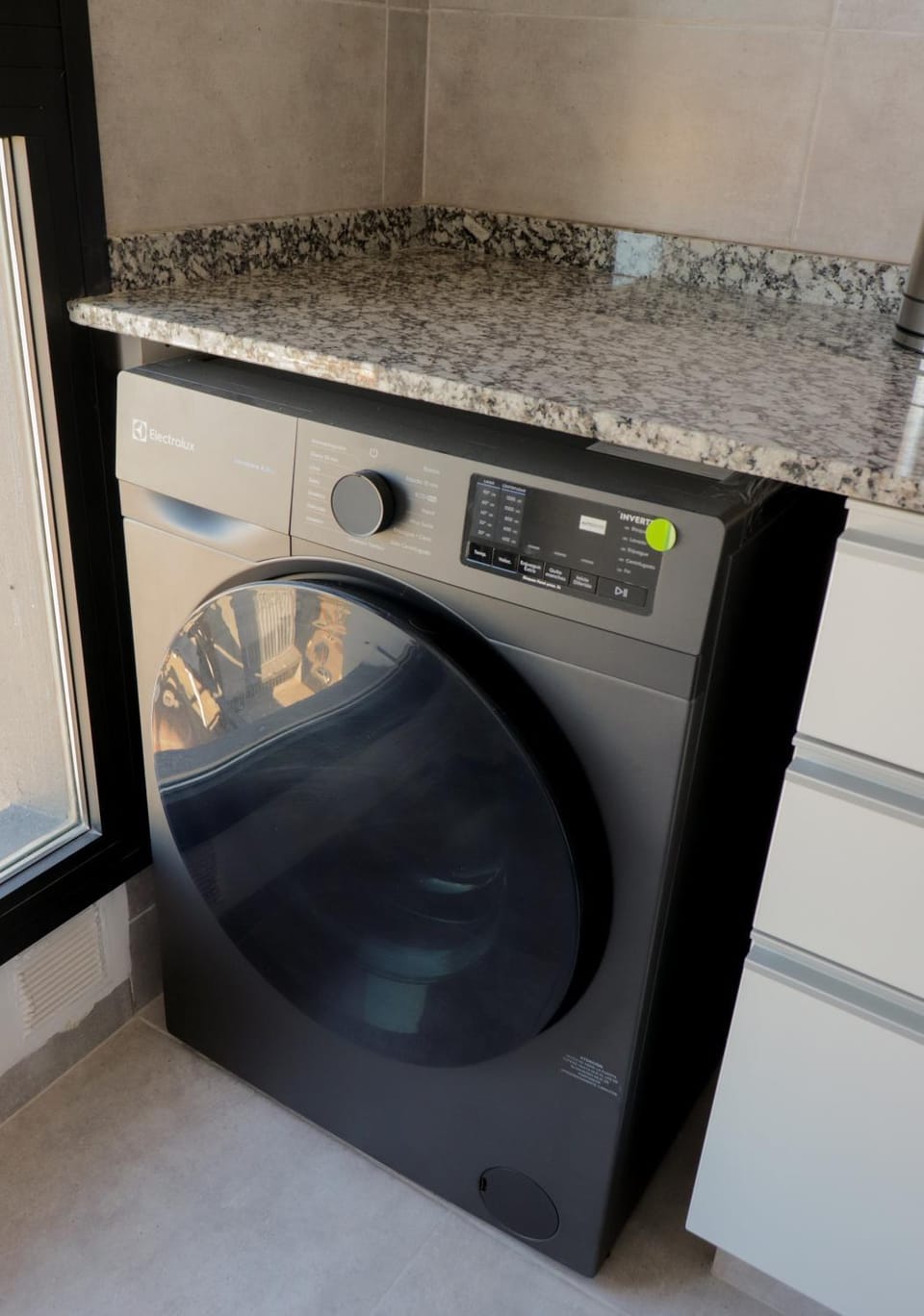 Kitchen or kitchenette, washing machine