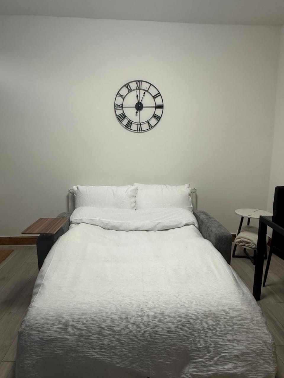 Brand New 1 Bed Apartment Free Parking Sleeps 4 Near Leeds City Centre First Direct Arena St James Hospital Leeds Apartment in Leeds