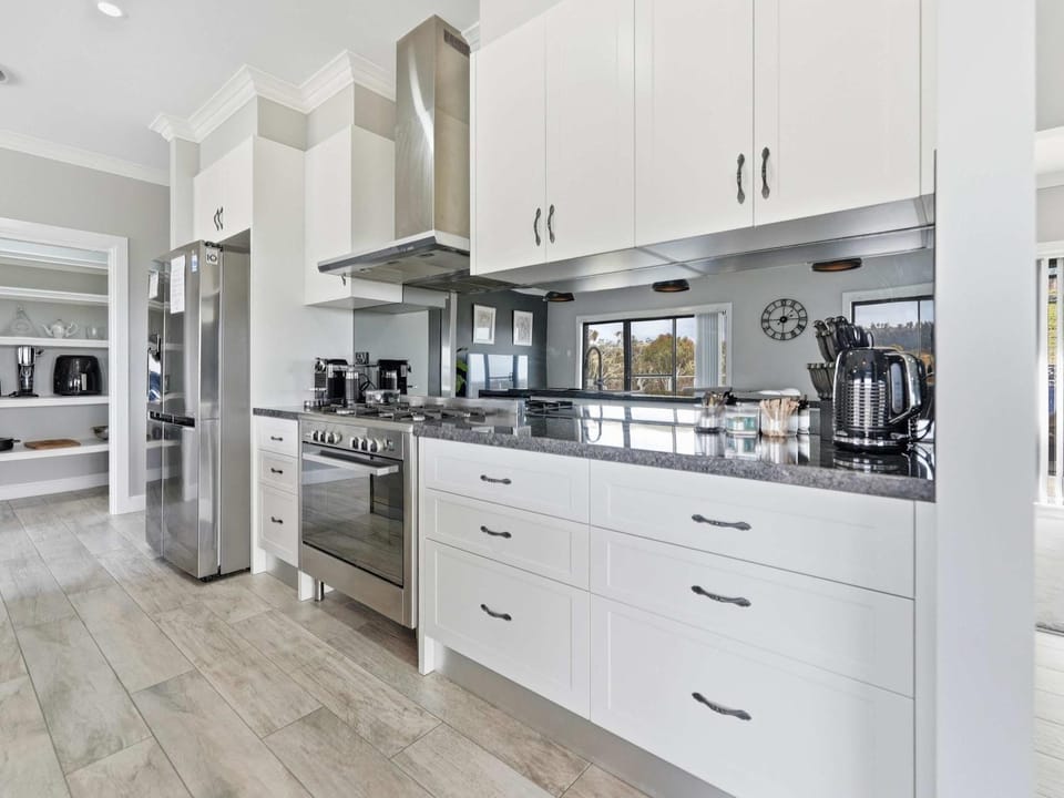 Coffee/tea facilities, Kitchen or kitchenette, stove, toaster